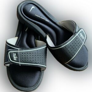 NIKE cushioned & adjustable black slides, 8